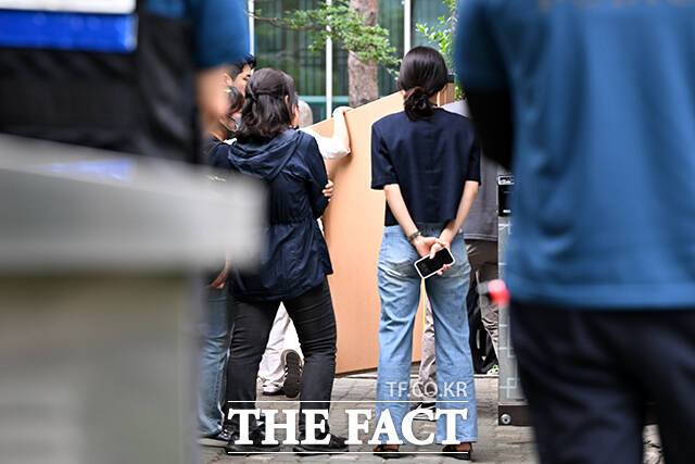 일부 문화재는 연기 등에 따른 추가 피해를 막기 위해 국립고궁박물관으로 옮겨진다.