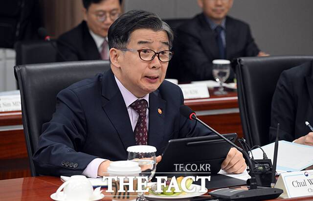 국민권익위원회(권익위)는 보행상 장애인이 일시적으로 사용하는 택시나 업무용 차량 등도 장애인전용주차구역을 이용할 수 있도록 주차표지 발급 범위를 개선할 것을 권고했다. 사진은 유철환 권익위원장. /임영무 기자