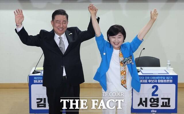 김병기(왼쪽), 서영교 더불어민주당 원내대표 후보가 10일 오후 서울 여의도 국회 의원회관 소회의실에서 열린 민주당 2기 원내대표 후보 합동토론회에서 취재진을 향해 포즈를 취하고 있다./뉴시스