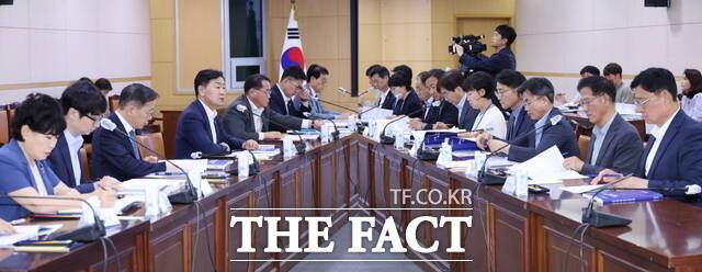 10일 김관영 전북도지사(왼쪽 4번째)가 전북도청 중회의실에서 ‘제21대 대선 공약 대응 보고회’를 주재하고 있다. /전북도