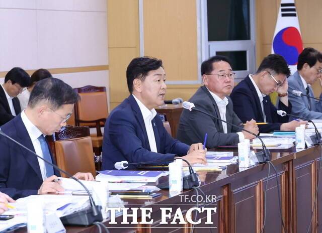 10일 김관영 전북도지사(왼쪽 2번째)가 전북도청 중회의실에서 '제21대 대선 공약 대응 보고회'를 주재하고 있다. /전북도