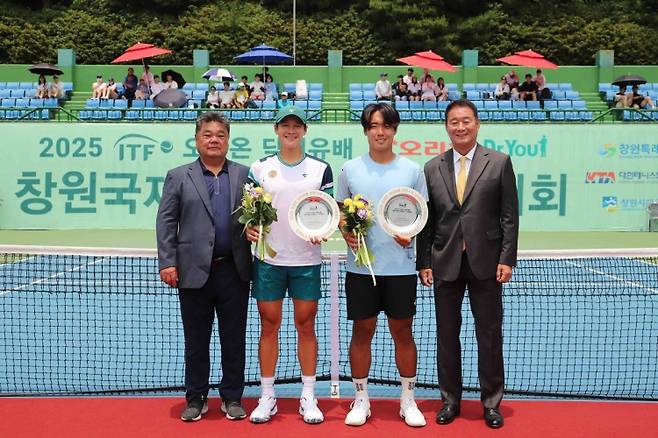 전창대 경남테니스협회장, 권순우, 신산희, 전영대 오리온 테니스단장(왼쪽부터, 사진/오리온 제공)