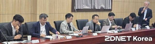 박종현 전 ETRI부원장(맨 오른쪽)이 좌장을 맡아 패널토론을 진행했다.