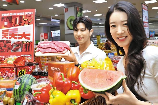 서울 중구 봉래동에 위치한 롯데마트 제타플렉스 서울역점에서 모델들이 롯데레드페스티벌 행사 상품을 살펴보고 있다.