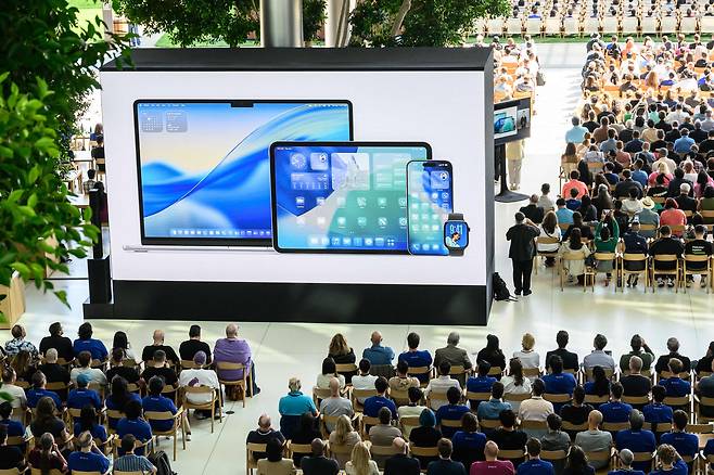 9일 미국 쿠퍼티노 애플 본사에서 열린 WWDC 2025에서 '리퀴드 글래스'가 적용된 애플 기기 화면이 공개된 모습./로이터 연합뉴스