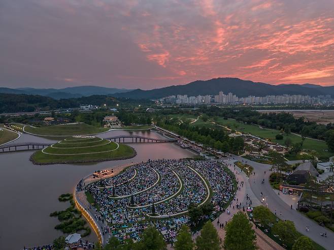 6일 저녁 순천만국가정원에서 캔들라이트 콘서트가 열렸다. /박상훈 기자