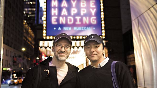 뮤지컬 '어쩌면 해피엔딩'을 공연하는 미국 뉴욕 브로드웨이 44번가 벨라스코 극장 앞에 선 윌 에런슨(왼쪽)과 박천휴. 두 사람이 함께 글을 쓰고 에런슨이 작곡한 '어쩌면 해피엔딩'이 올해 미국 공연계 최고 권위의 토니상 10부문 후보에 올랐다. /이태훈 기자