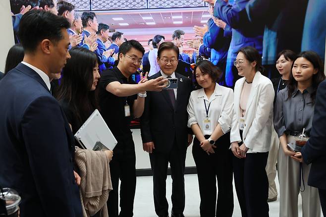 이재명 대통령이 10일 서울 용산구 대통령실 청사에서 취재진들과 사진을 찍고 있다./뉴시스