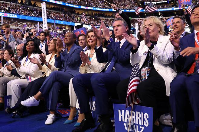 개빈 뉴섬 캘리포니아 주지사가 2024년 8월 일리노이주 시카고 유나이티드 센터에서 열린 민주당 전당대회에 참석해 박수를 치고 있다. /로이터뉴스1