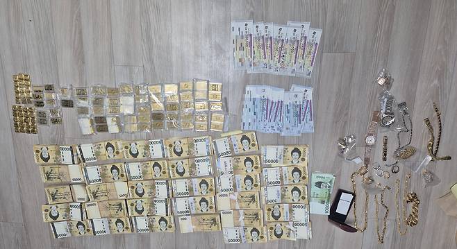 국세청이 서울 노원구 소재 상가를 양도하고 양도소득세를 신고하지 않은 채 세금을 체납한 A씨의 집을 방문해 찾은 현금과 귀금속을 발견했다./국세청