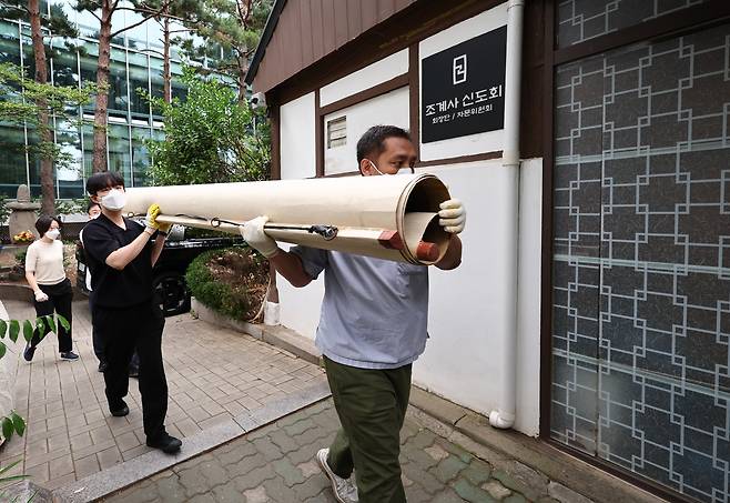 10일 서울 종로구 조계사 옆 한국불교역사문화기념관 국제회의장에서 화재가 발생, 관계자들이 문화재를 옮기고 있다. /연합뉴스