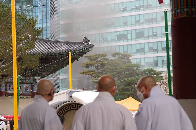 10일 서울 종로구 조계사 옆 불교중앙박물관에서 화재가 발생한 가운데 스님들이 화재 현장을 바라보고 있다./뉴스1