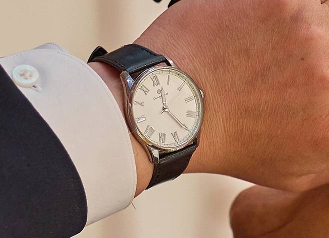 이재명 대통령이 9일 서울 용산구 대통령실에서 이시바 시게루 일본 총리와 전화 통화를 하고 있다. 사진은 이 대통령이 착용한 OST 달빛정원 시계./뉴스1