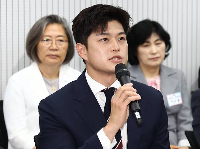 김용태 국민의힘 비상대책위원장(가운데)이 10일 서울 여의도 중앙당사에서 열린 원외당협위원장 간담회에서 모두 발언을 하고 있다. /뉴스1