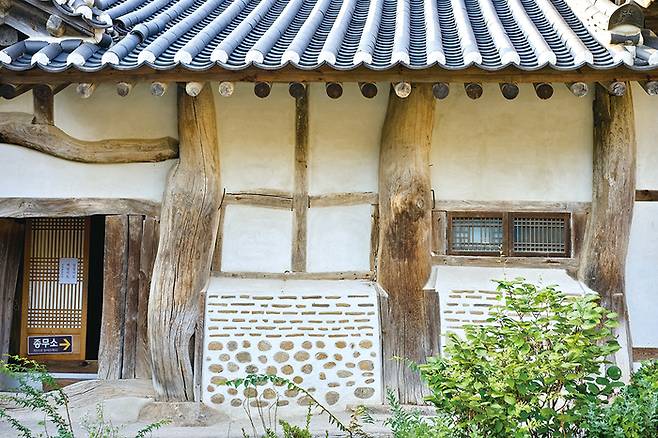 휘어진 기둥을 살린 개심사