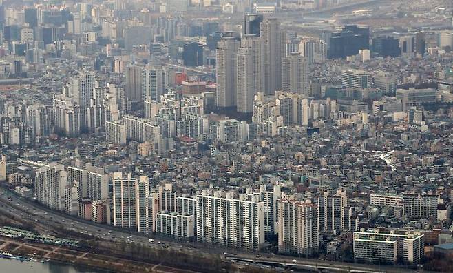 서울 아파트 값이 오르고 거래량이 늘어나는 등 과열 조짐이 감지되면서 토지거래허가구역(토허제)에 대한 규제 실효성에 의문 부호가 붙는다.ⓒ뉴시스