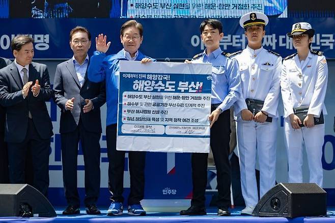 이재명 대통령이 지난달 14일 부산 부산진구 서면 젊음의 거리에서 열린 유세에서 권기흥 에이치라인해운해상직원노조 위원장과 기념촬영을 하고 있다.ⓒ뉴시스