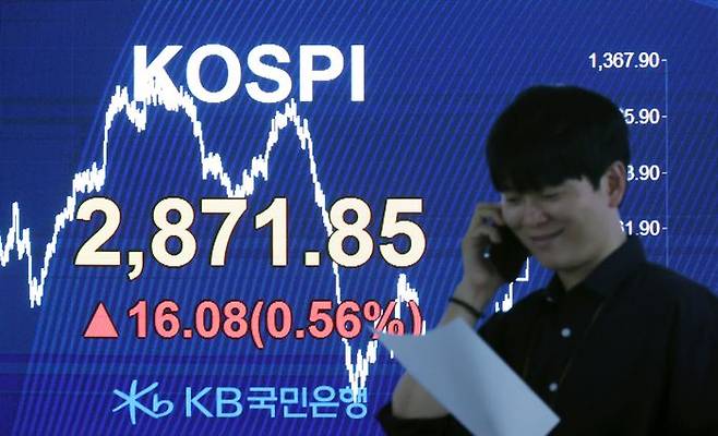 10일 서울 여의도 KB국민은행 딜링룸에서 관계자가 업무를 보고 있다. ⓒ뉴시스