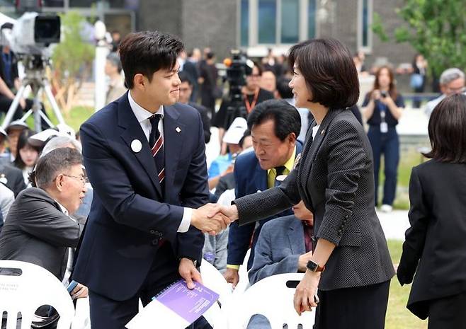 김용태 국민의힘 비상대책위원장(왼쪽)과 허은아 전 개혁신당 대표가 10일 서울 용산구 민주화운동기념관에서 열린 '제38주년 6·10민주항쟁 기념식 및 민주화운동기념관 개관식'에서 악수하고 있다. ⓒ뉴시스