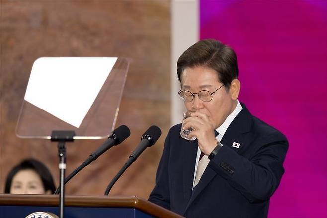 이재명 대통령이 지난 4일 오전 국회의사당 로텐더홀에서 열린 취임선서에서 선서 도중 물을 마시고 있다. ⓒ국회사진기자단