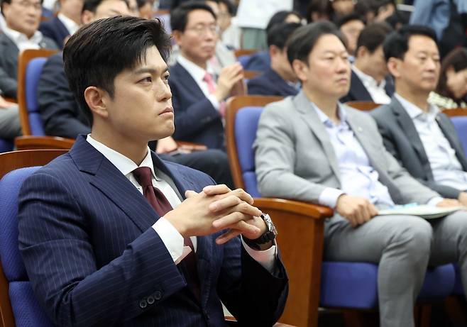 김용태 국민의힘 비상대책위원장이 9일 오후 서울 여의도 국회에서 열린 의원총회에서 권성동 원내대표의 발언을 듣고 있다. 2025.06.09 서울=뉴시스