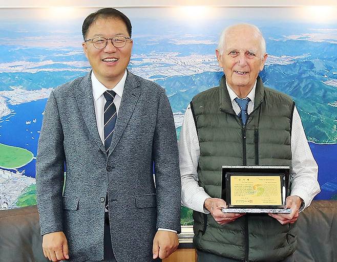 9일 피터 패티슨 씨(오른쪽)가 감사패를 들고 장금용 경남 창원시장 권한대행과 포즈를 취하고 있다. 창원시 제공