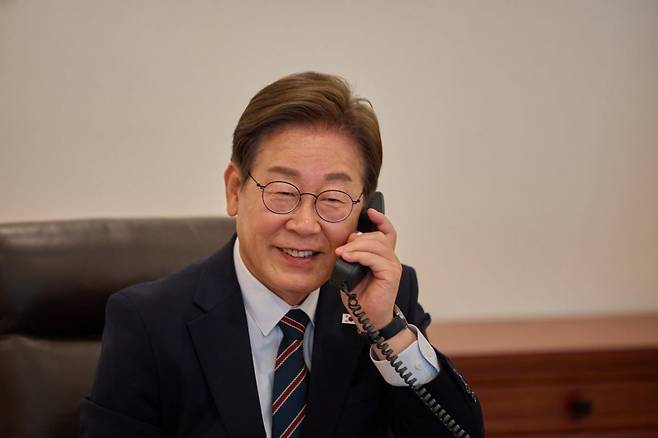 이재명 대통령이 9일 서울 용산 대통령실 청사 집무실에서 이시바 시게루 일본 총리와 전화 통화를 하고 있다. 2025.6.9 대통령실 제공