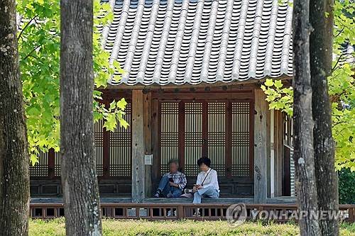 9일 강원 강릉시 초당동의 한 한옥 툇마루에서 시민들이 휴식을 취하고 있다. [강릉=연합뉴스]
