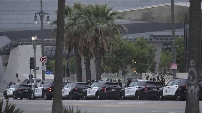 9일(현지시간) 미국 로스앤젤레스(LA) 다운타운에서 경찰차가 정차되어 있다. AP연합뉴스