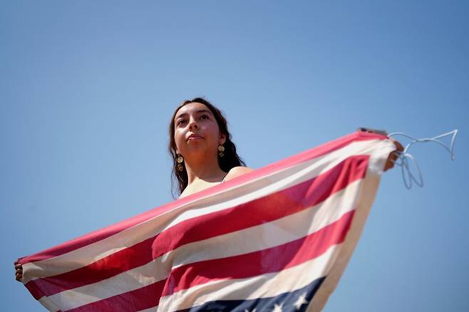 LA의 한 시위자가 미국 국기를 거꾸로 하고 들어보이고 있다. AP뉴시스