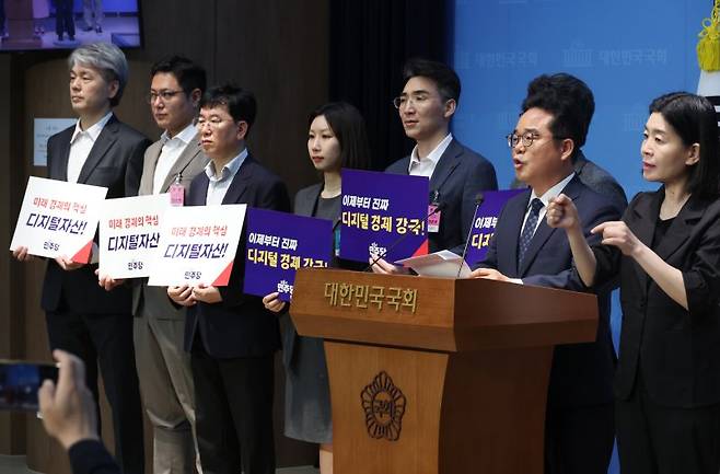 민병덕 더불어민주당 의원(오른쪽 두번째)과 디지털자산 관련 참석자들이 10일 국회 소통관에서 디지털자산기본법 대표발의 기자회견을 하고 있다. 뉴시스