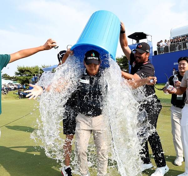 한국프로골프(KPGA) 투어와 일본프로골프투어(JGTO)가 공동 주관하는 2025년 하나은행 인비테이셔널에 출전하는 김홍택 프로. 사진은 백송홀딩스·아시아드CC 부산오픈 우승 때 모습이다. 사진제공 =KPGA