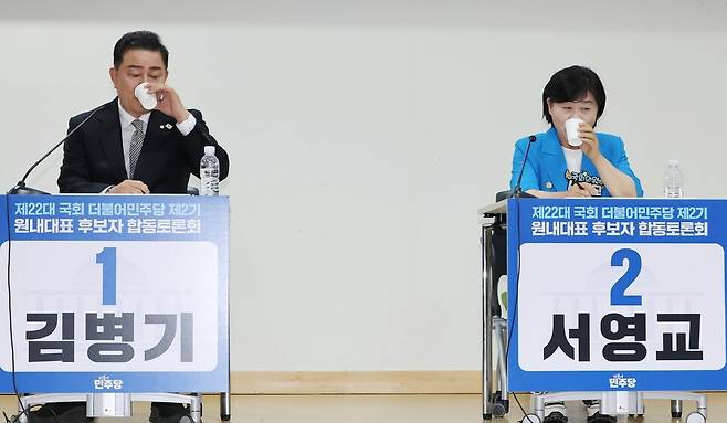 10일 서울 여의도 국회 의원회관에서 열린 더불어민주당 제22대 국회 2기 원내대표 후보 합동 토론회에서 김병기(왼쪽)·서영교 후보가 본격적인 토론에 앞서 물을 마시고 있다. 연합뉴스
