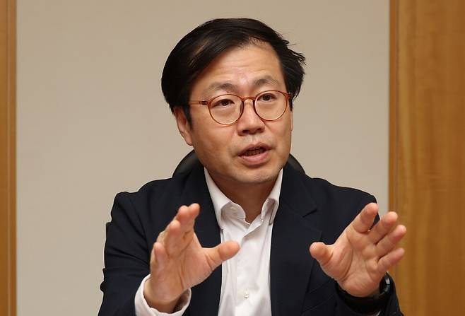 여한구 산업통상자원부 전 통상교섭본부장이 2023년 4월22일 서울 관악구 서울대학교에서 <한겨레>와 인터뷰하고 있다.강창광 선임기자 chang@hani.co.kr