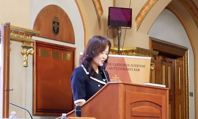 지난 5일 헝가리 부다페스트에서 열린 기후 보호 국제 콘퍼런스에 참석해 정정미 헌법재판관이 한국의 기후소송 결정 사례를 설명하고 있다. 헌법재판소 제공