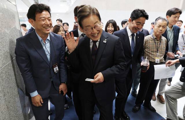이재명 대통령이 10일 서울 용산 대통령실 청사 직원 식당에서 점심 식사를 마친 뒤 이동하다 기자 및 관계자들과 대화하고 있다. 연합뉴스