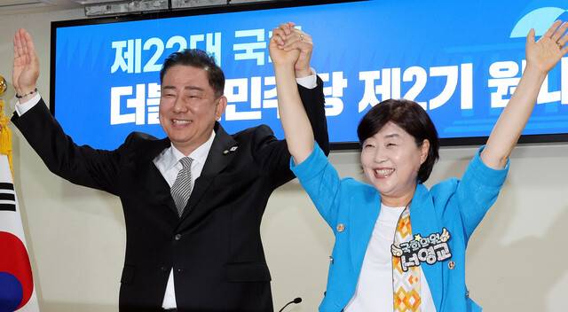 10일 서울 여의도 국회 의원회관에서 열린 더불어민주당 제22대 국회 2기 원내대표 후보 합동 토론회에서 후보로 나선 김병기 의원(왼쪽)과 서영교 의원이 취재진 카메라를 향해 포즈를 취하고 있다. 김경호 선임기자 jijae@hani.co.kr