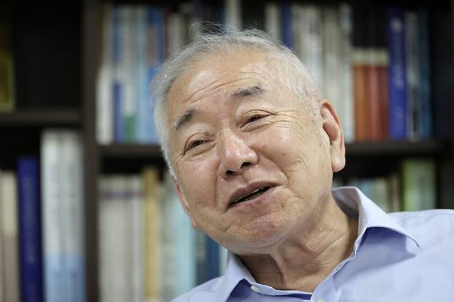 문정인 연세대 명예특임교수가 2025년 6월2일 오후 서울 마포구 동교동 김대중도서관에서 한겨레21과 인터뷰하고 있다. 김명진 기자