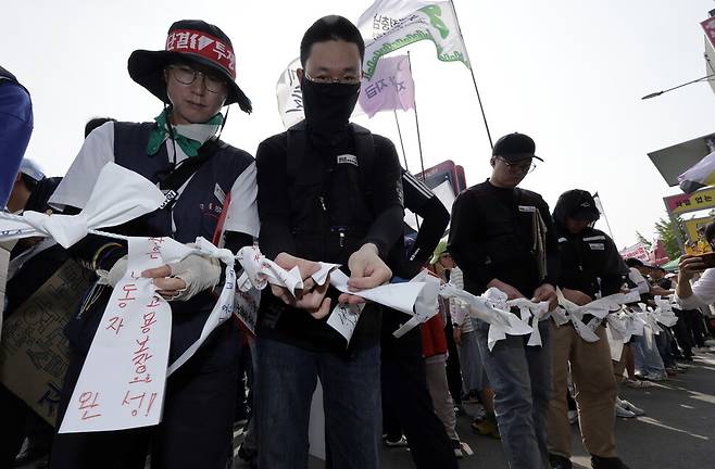 발전소 노동자들이 공공재생에너지로의 전환과 고용보장을 요구하는 소원지를 줄에 걸고 있다.