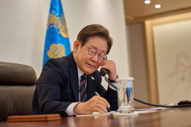 이재명 대통령이 9일 서울 용산구 대통령실 청사 집무실에서 이시바 시게루 일본 총리와 전화 통화를 하고 있다. 대통령실 제공