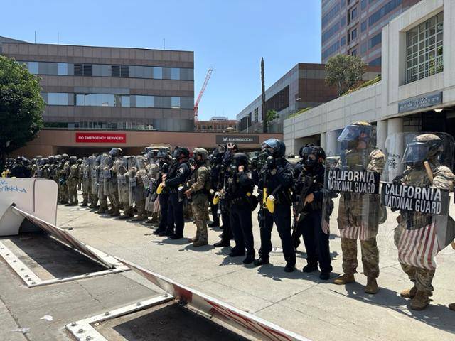 8일 미국 캘리포니아주 로스앤젤레스 메트로폴리탄 디텐션 센터 앞에 도널드 트럼프 미국 대통령의 명령으로 파견된 주방위군 소속 군인 수십 명이 도열해 있다. 로스앤젤레스=이서희 특파원