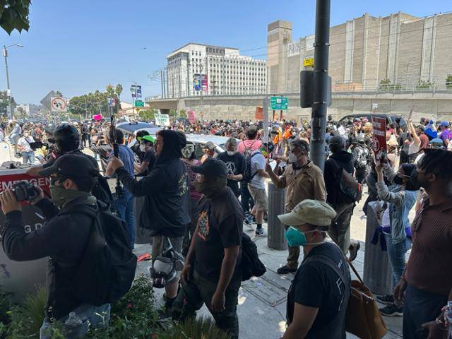 8일 미국 캘리포니아주 로스앤젤레스 메트로폴리탄 디텐션 센터 앞에서 항의 메시지가 적힌 손팻말과 멕시코 국기 등을 든 수백 명이 이민세관단속국의 불법 이민자 검거에 반대하는 시위를 하고 있다. 로스앤젤레스=이서희 특파원