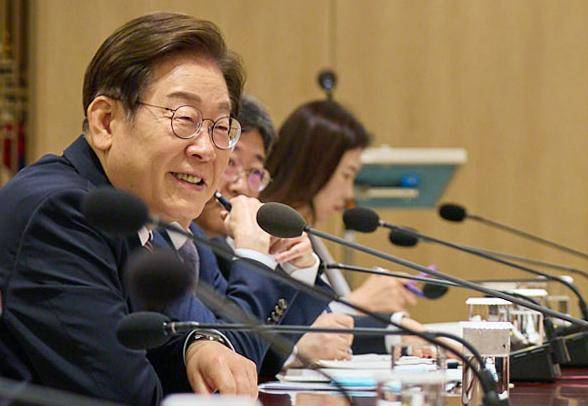 이재명 대통령이 9일 서울 용산구 대통령실 청사에서 열린 비상경제점검태스크포스(TF) 2차 회의를 주재하고 있다. 대통령실 제공