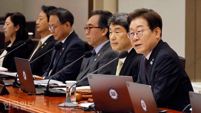 이재명 대통령이 10일 서울 용산구 대통령실 청사에서 열린 국무회의에서 모두 발언을 하고 있다. 왕태석 선임기자