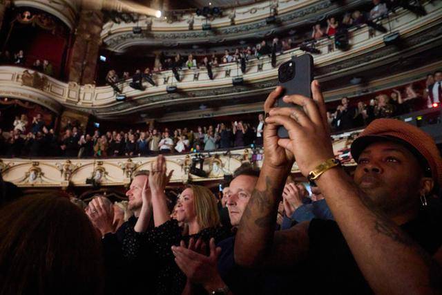 4월 24일 뮤지컬 '위대한 개츠비' 영국 런던 개막 공연을 찾은 관객들이 기립박수를 치며 환호하고 있다. 오디컴퍼니 제공