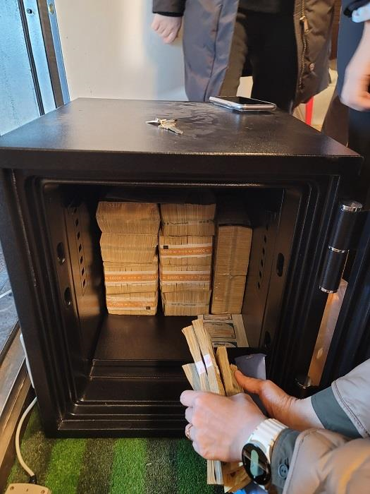 금고에서 나온 현금 다발. 국세청 제공