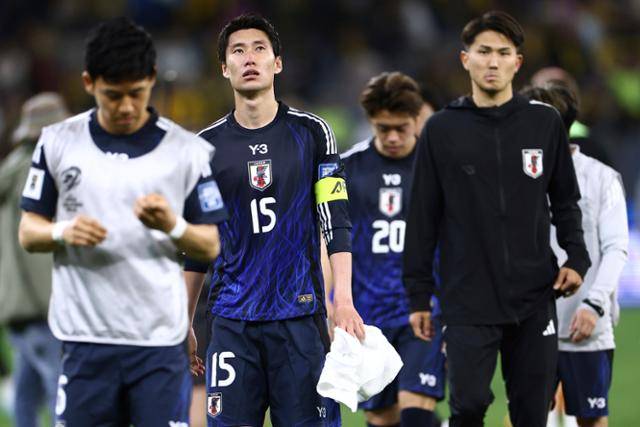 5일 호주 퍼스의 옵터스 스타디움에서 열린 일본과 호주의 북중미 월드컵 아시아 최종예선 C조 9차전에서 일본 선수들이 호주에 0-1로 패배한 뒤 경기장을 떠나고 있다. 퍼스=AP 연합뉴스