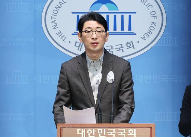 국민의힘 법률자문위원장인 주진우 의원이 올해 1월 16일 국회 소통관에서 '더불어민주당 카톡 검열 고발' 관련 기자회견을 하고 있다. 연합뉴스