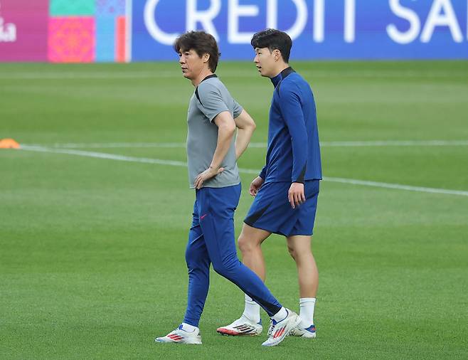 <yonhap photo-7200=""> 대화 나누는 홍명보 감독-손흥민 (서울=연합뉴스) 류영석 기자 = 대한민국 축구 국가대표팀 홍명보 감독과 손흥민이 쿠웨이트와의 2026 북중미 월드컵 아시아 3차 예선 최종전을 하루 앞둔 9일 서울월드컵경기장에서 훈련 중 대화를 나누고 있다. 2025.6.9 ondol@yna.co.kr/2025-06-09 19:05:23/ <저작권자 ⓒ 1980-2025 ㈜연합뉴스. 무단 전재 재배포 금지, AI 학습 및 활용 금지></yonhap>