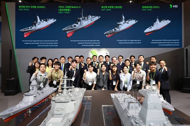 <yonhap photo-4565="">정기선 HD현대 수석부회장이 지난 5월 'MADEX 2025' 리셉션 행사에서 임직원들과 기념 촬영하고 있다. HD현대 제공</yonhap>